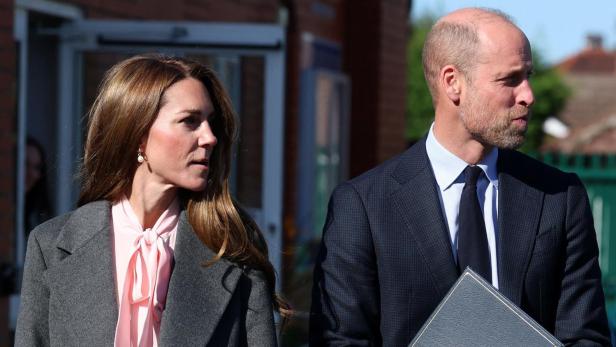 Kate und William gehen zusammen, er hält eine Mappe mit einem Wappen.