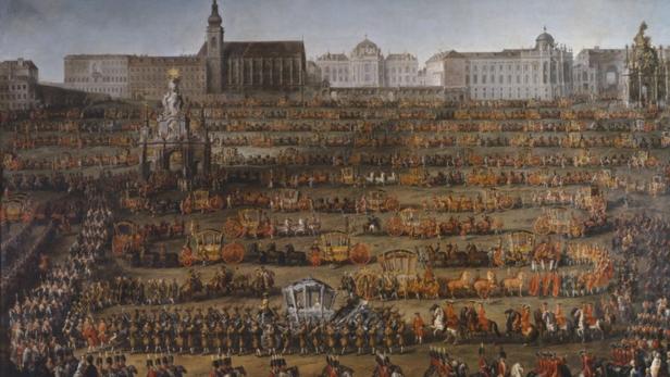 Eine lange Prozession von Kutschen und Reitern zieht durch Wien, im Hintergrund die Hofburg.