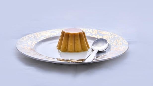 Pudding auf Teller mit Gabel