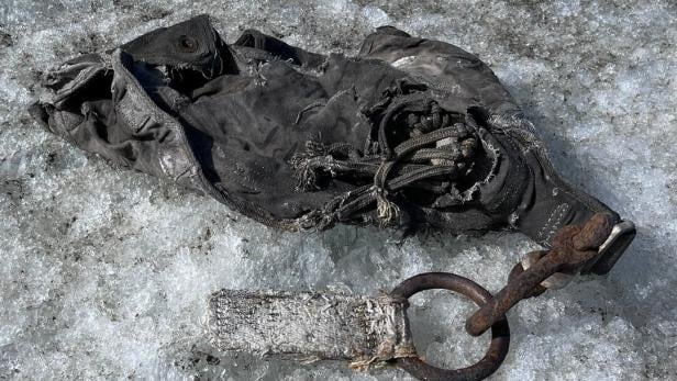 Die Überreste eines Fallschirms im Eis des Gletschers