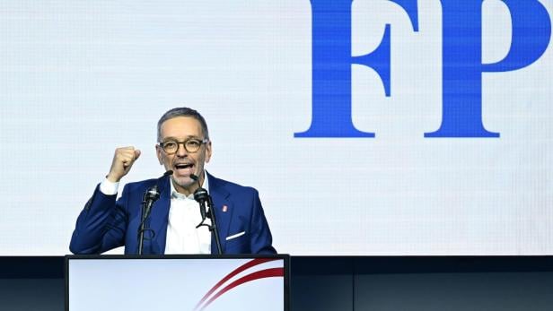 Kickl am Bundesparteitag in Salzburg FPÖ-Chef Herbert Kickl steht hinter einem Pult und hält mit erhobener Faust eine Rede.