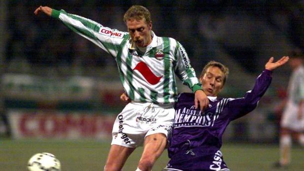 Peter Stöger spielte mit und gegen Manfred Schmid (re.)