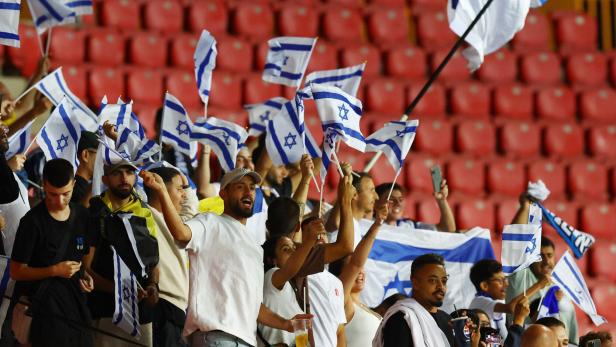 Fußballfans mit Israel-Flaggen auf einer Tribüne