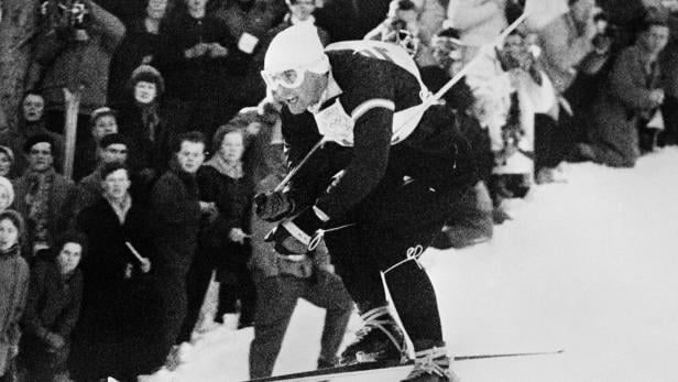 Skifahrer Toni Sailer bei Olympia 1956 in Cortina mit Haube statt Helm