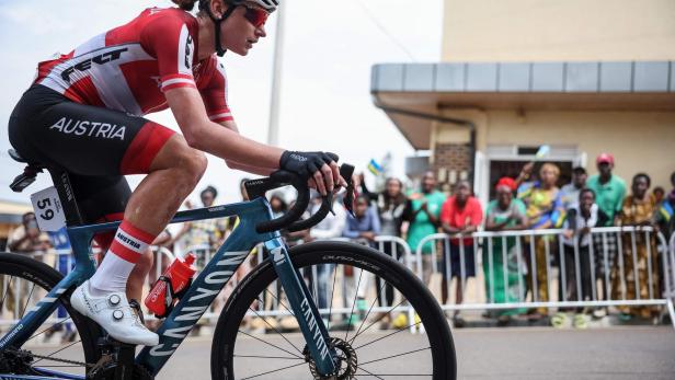 Carina Schrempf auf ihrem Rennrad beim WM-Straßenrennen in Ruanda