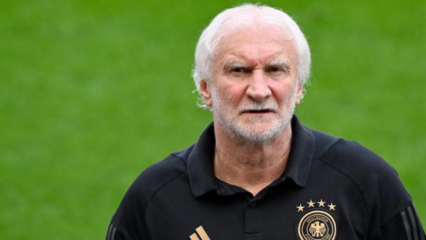 Rudi Völler trägt ein schwarzes Deutschland-Trikot mit vier Sternen.