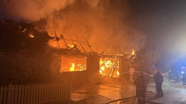Haus steht in Flammen