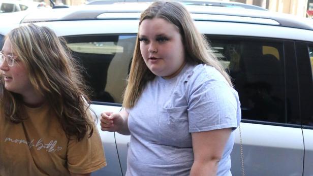 Alana "Honey Boo Boo" Thompson steht mit Taschen neben einem Auto auf der Straße.