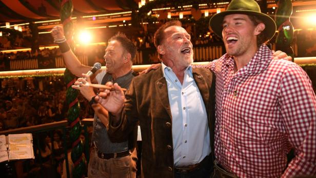 Arnold Schwarzenegger feiert mit Freunden auf dem Oktoberfest.
