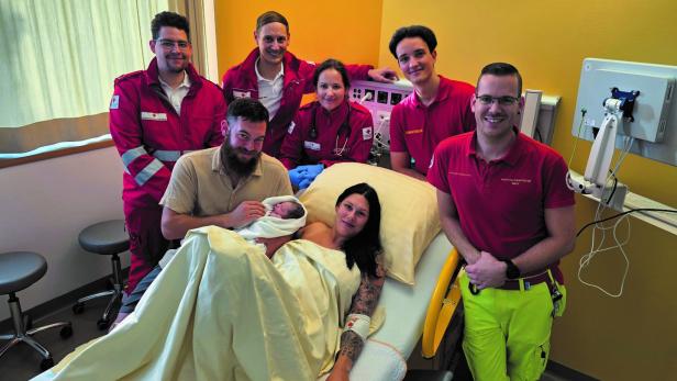 Die Familie mit dem Team des Samariterbundes