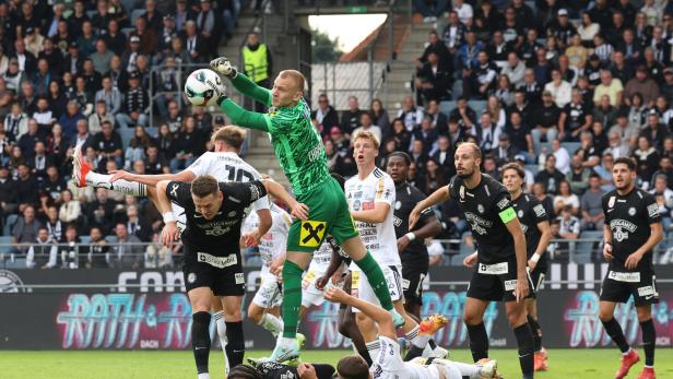 Sturm Graz Tormann Oliver Christensen mit Mitspielern und Gegnern
