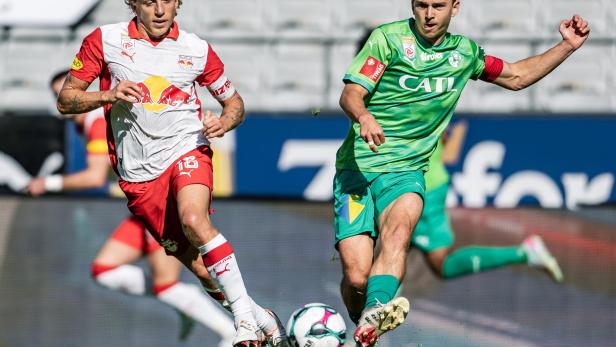 Salzburgs Bidstrup und Tirols Valentino Müller im Match WSG gegen Salzburg