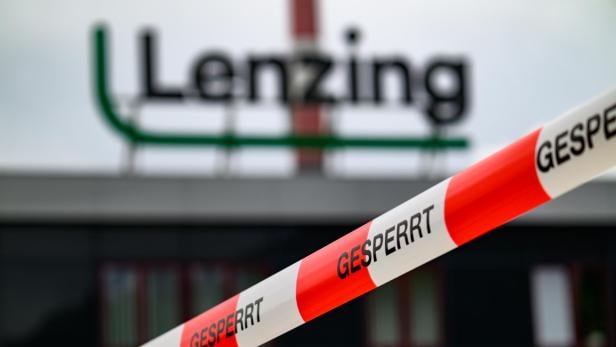 Absperrband vor Lenzing-Logo