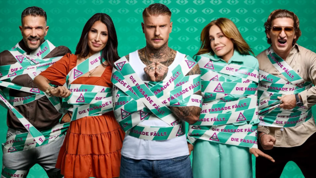 Kandidaten der 13. Staffel "Promi Big Brother" posieren vor grünem Hintergrund