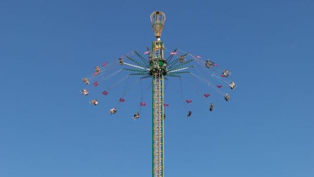 "Jules Verne Tower": 32 Menschen blieben in Karussell stecken.