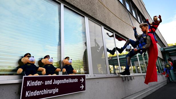 "ALARMSTUFE 133 - SUPERHELDEN IM LANDEANFLUG AUF DAS AKH WIEN"