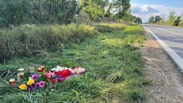 Blumen und Kerzen am Unfallort