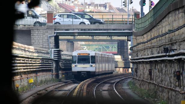 Verstörend: Trainsurfer am helllichten Tag auf U4-Waggon in Wien