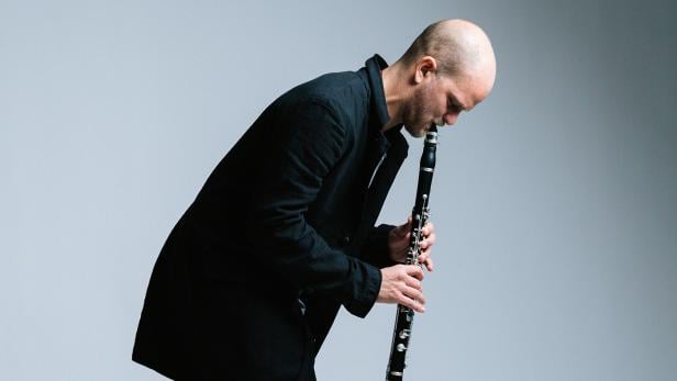 Christoph Zimper beim Klarinette spielen 