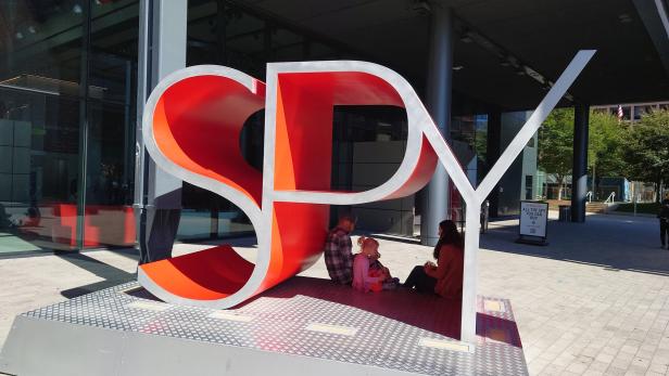Schriftzug "Spy" in Washington vor dem Spionagemuseum