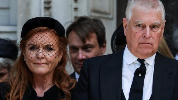 Sarah Ferguson und Prinz Andrew Sarah Ferguson und Prinz Andrew, beide in Trauerkleidung, stehen vor einem Gebäude.