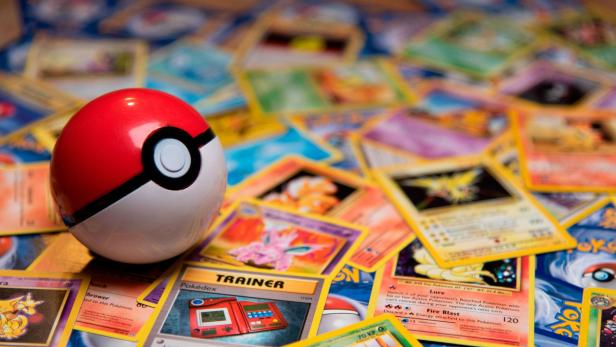 Pokemon-Ball und viele Pokemon-Karten