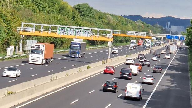 Autos und Lkw auf einer Autobahn