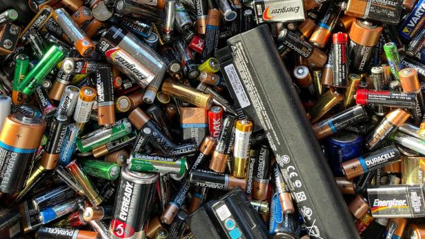 Viele Batterien und Akkus liegen auf einem Haufen