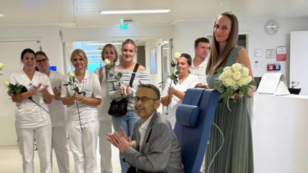 Ein Brautpaar mit Krankenschwestern im Spital