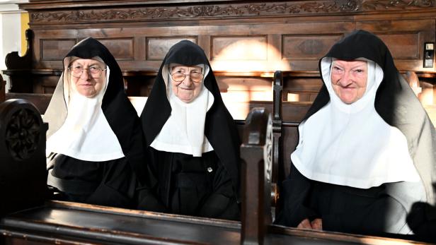 Drei Nonnen Bernadette, Regina und Rita sitzen in einer Kirchenbank