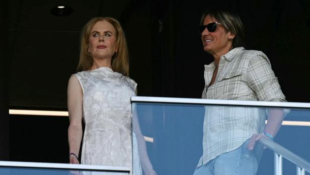 Nicole Kidman und Keith Urban stehen zusammen und schauen zu.