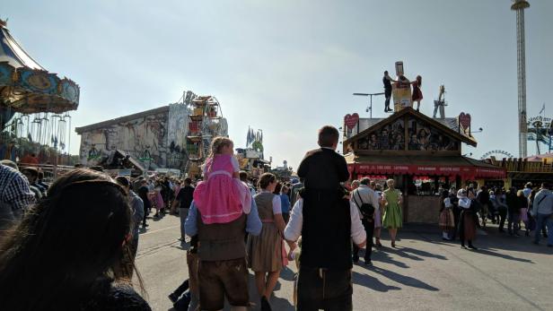 Oktoberfest: Kind wird beim Exen einer Flasche bejubelt.