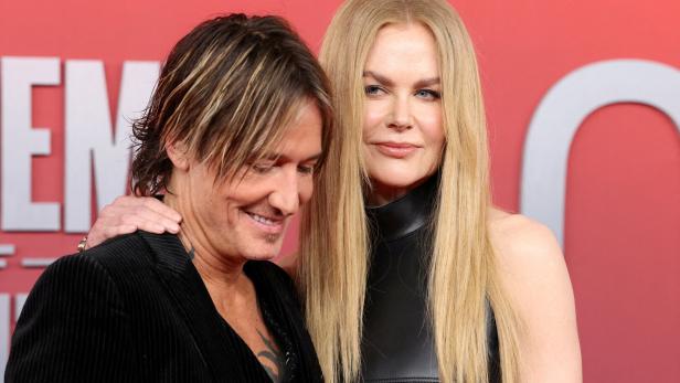 Nicole Kidman und Keith Urban posieren auf einem roten Teppich.