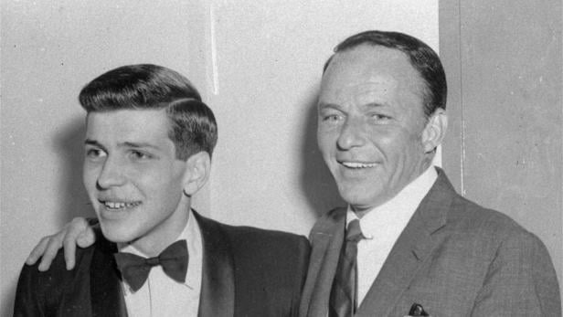 Frank Sinatra senior legt Frank Sinatra junior nach der Entführung den Arm um die Schulter.