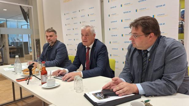 Finanzlandesrat mit Neo-Abgeordneten.