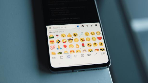 Verschiedene Emojis werden auf einem Smartphone angezeigt
