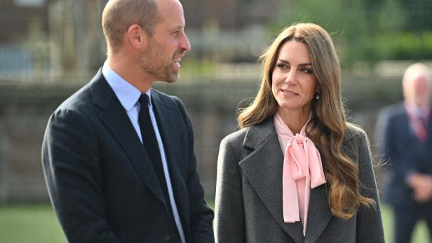 Prinz William und Prinzessin Kate in formeller Kleidung im Gespräch.