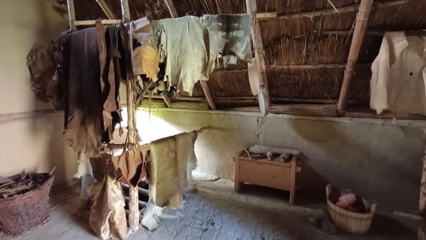 Am MAMUZ-Freigelände in Asparn an der Zaya wurde das Haus eines Lederers nachgestellt, darin sind Tierhäute, Werkzeuge und Möbel zu sehen.