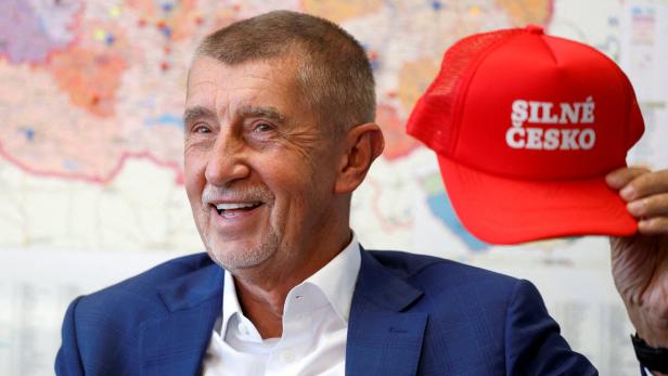 Ein Mann zeigt eine rote Mütze