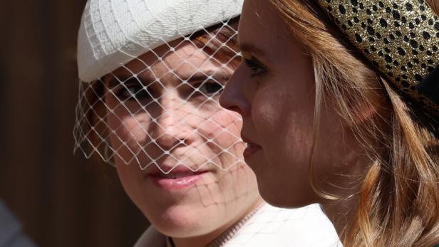 Eugenie und Beatrice, eine mit weißem Hut und Netzschleier, die andere mit goldenem Haarreif, schauen zur Seite.
