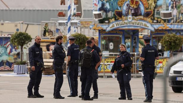 Polizisten stehen vor dem "Bayern Tower" auf dem Oktoberfest.