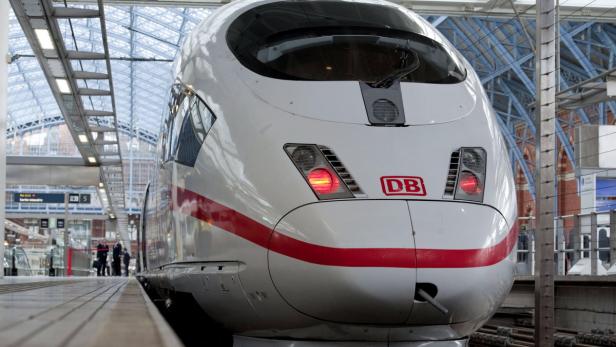 Ein ICE der Deutschen Bahn steht auf einem Bahnsteig.