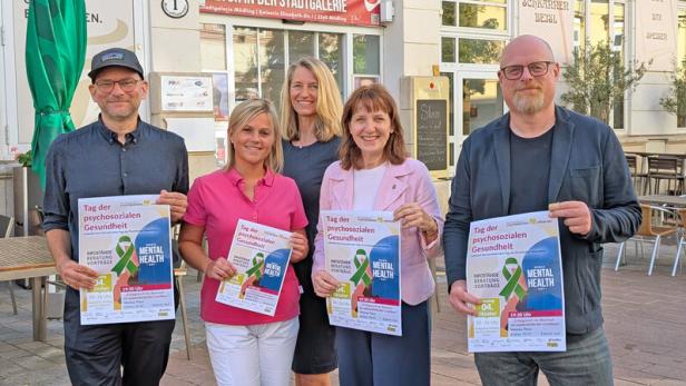 Stadtpolitiker mit Plakaten vor der Stadtgalerie Mödling