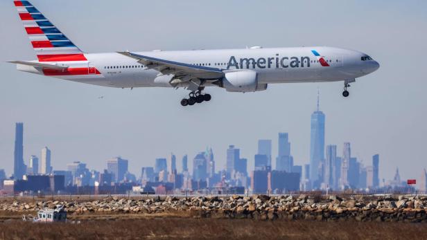 Eine Airbus-Maschine vor der Skyline von New York