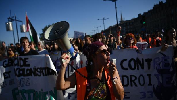 TOPSHOT-FRANCE-POLITICS-SOCIAL-PROTEST