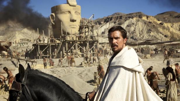 Christian Bale als Moses beaufsichtigt die Sklavenarbeit der Juden, ehe man ihm steckt, dass er auch dem Volk Israel angehört: „Exodus“.