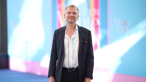 Robert Stadlober vor buntem Hintergrund