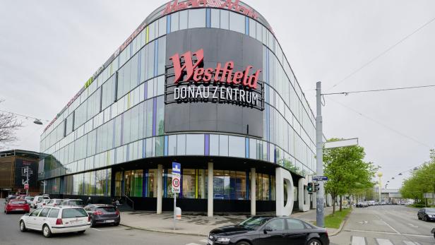 Westfield Donauzentrum Fassade mit Autos davor