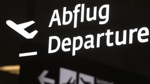 Nach einem Kabelbrand am Flughafen Stuttgart kommt es weiterhin zu Einschränkungen im Flugverkehr.