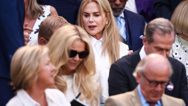 Nicole Kidman sitzt im Publikum, umgeben von anderen Zuschauern.